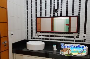 Rancho Recanto Falcão para Alugar em Miguelopolis - Banheiro das Suites