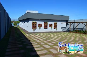 Rancho Recanto das Palmeiras para Alugar em Miguelopolis - Estacionamento Interno