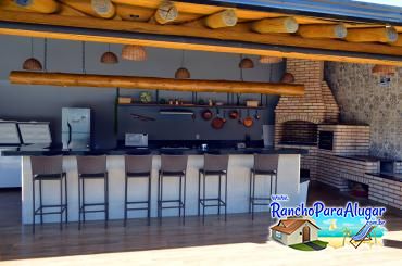 Rancho Recanto das Palmeiras para Alugar em Miguelopolis - Varanda com Área Gourmet