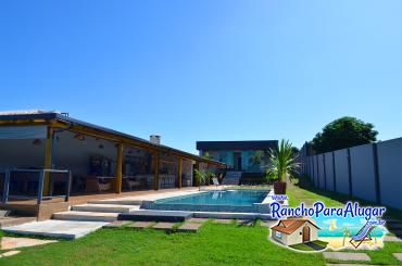 Rancho Recanto das Palmeiras para Alugar em Miguelopolis - Vista da Piscina para a Casa