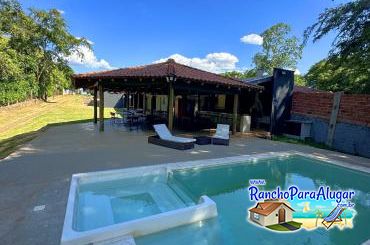 Rancho Chales do Rio Grande para Alugar em Miguelopolis - Piscina com Hidromassagem