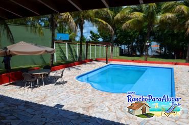 Rancho Giroldo para Alugar em Miguelopolis - Vista da Área de Churrasco para a Piscina