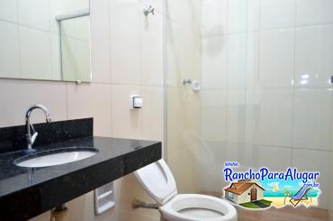 Rancho Meirival 3 para Alugar em Miguelopolis - Banheiro da Suite 1