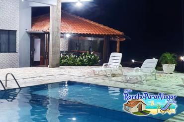 Rancho Paraíso das Águas para Alugar em Miguelopolis - Vista da Piscina para o Quiosque