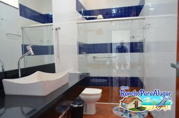 Rancho Laura Mariana para Alugar em Miguelopolis - Banheiro da Suite 1