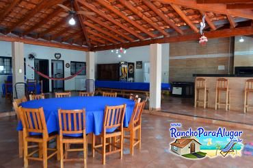 Rancho Laura Mariana para Alugar em Miguelopolis - Varanda com Área de Churrasco