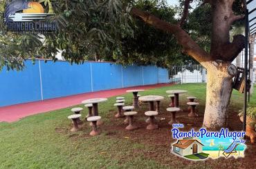 Rancho Cunha para Alugar em Miguelopolis - Mesinha ao Lado da Varabda