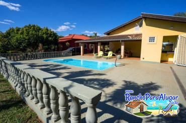 Rancho Luanas para Alugar e à Venda em Delfinopolis - Vista do Quiosque para a Piscina