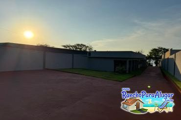 Rancho Top 10 para Alugar em Miguelopolis - Estacionamento Interno