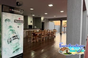 Rancho Top 10 para Alugar em Miguelopolis - Varanda com Área de Churrasco