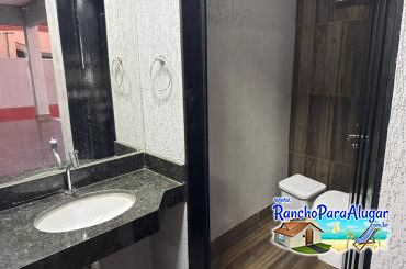 Rancho Top 10 para Alugar em Miguelopolis - Banheiro Social