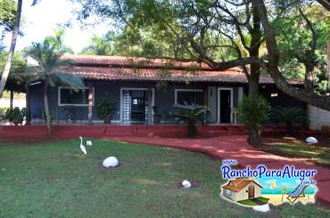 Rancho Viva para Alugar em Miguelopolis - Vista da Piscina para a Casa