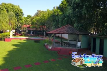 Rancho Viva para Alugar em Miguelopolis - Banheiros ao Lado do Quiosque