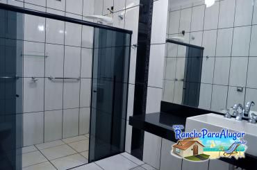 Rancho a Padroeira para Alugar em Miguelopolis - Banheiro da Suite 2