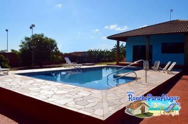 Rancho a Padroeira para Alugar em Miguelopolis - Vista da Varanda para a Piscina