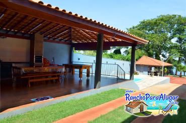 Rancho Santa Luzia para Alugar em Miguelopolis - Varanda ao Lado da Piscina