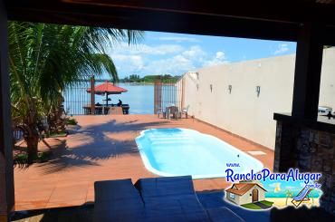 Rancho Show Barbosa 2 para Alugar em Miguelopolis - Piscina ao Lado da Varanda