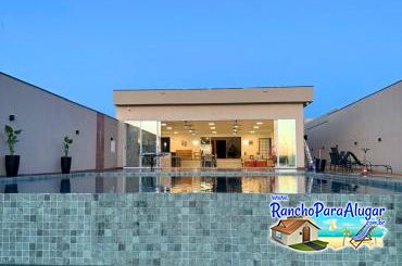Rancho Paraíso 1 para Alugar em Miguelopolis - Vista da Piscina para a Área Gourmet