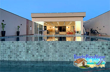 Rancho Paraíso 2 para Alugar em Miguelopolis - Vista da Piscina para a Área Gourmet