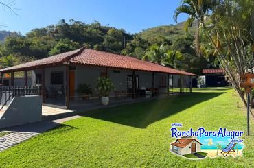 Rancho Só Encanto para Alugar em Ibiraci - Varanda ao Lado da Casa