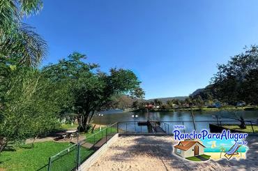 Rancho Só Encanto para Alugar em Ibiraci - Vista da Quadra de Areia para o Rio