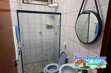 Rancho Só Encanto para Alugar em Ibiraci - Banheiro Social na Casa