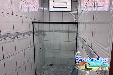 Rancho Só Encanto para Alugar em Ibiraci - Banheiro Social na Varanda