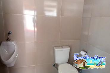 Rancho Moema para Alugar em Miguelopolis - Banheiro Social na Varanda