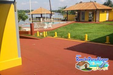 Rancho Recreio 3 para Alugar em Miguelopolis - Vista do Estacionamento para a Piscina