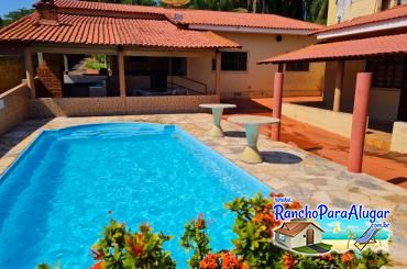 Rancho Bela Vista para Alugar em Miguelopolis - Vista da Piscina para a Casa