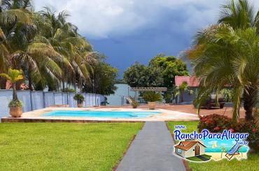 Rancho do Vale - Nº 40 para Alugar e à Venda em Miguelopolis - Vista da Casa para a Piscina